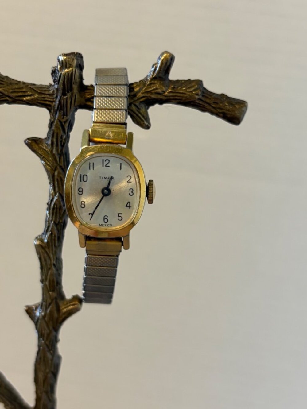 Vintage Timex Womens Gold-Tone Watch With Stretch Band & White Dial
